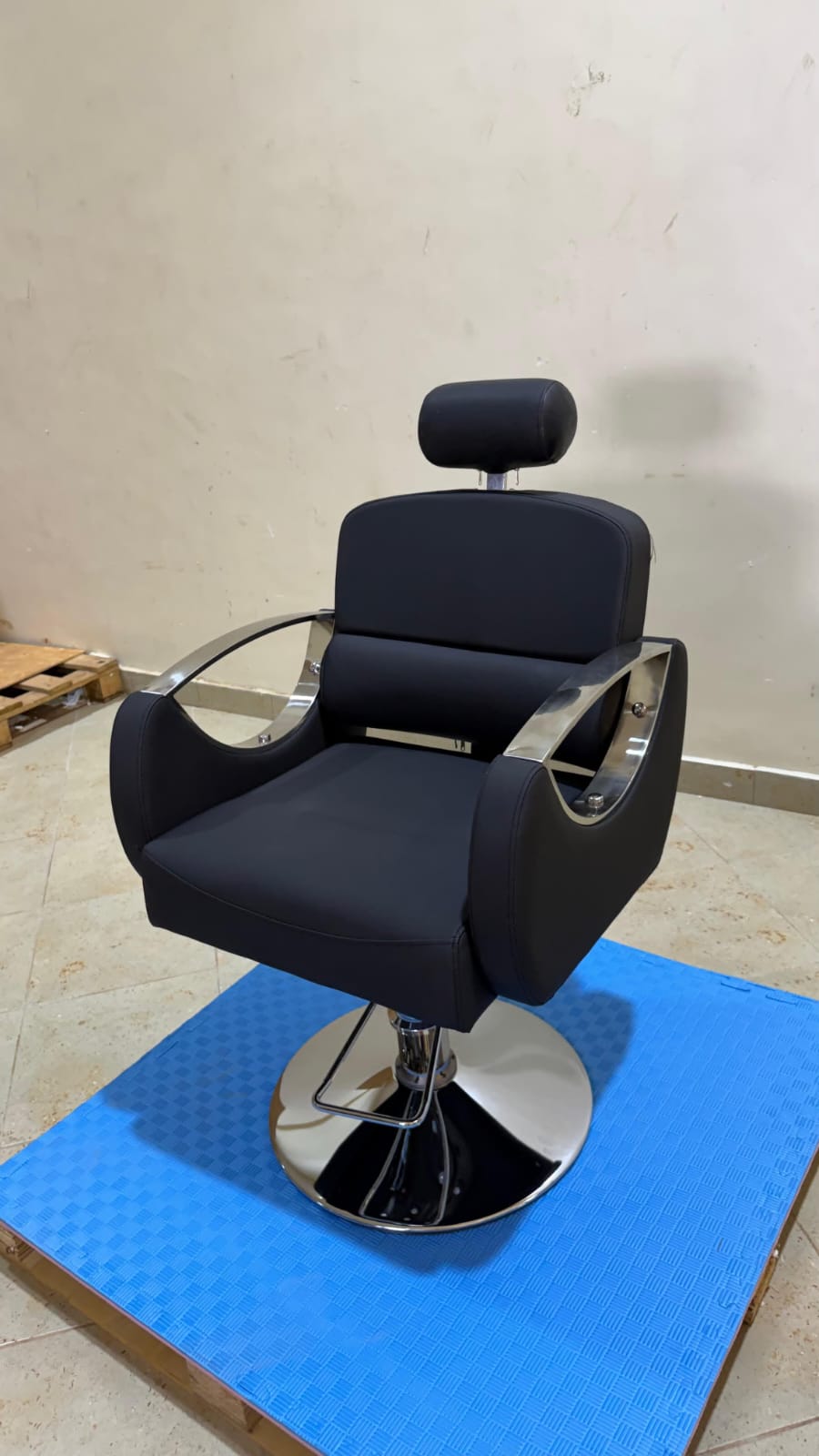 Modern Curved Ergonomic Reclining Chair - Multi-Purpose Barber / Styling Chair in Kenya